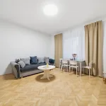 Stylish 2br Family Near Hockey Stadium
